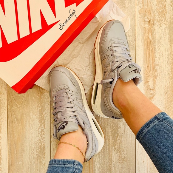 Nike Shoes - NWT Nike Air Max Command Premium